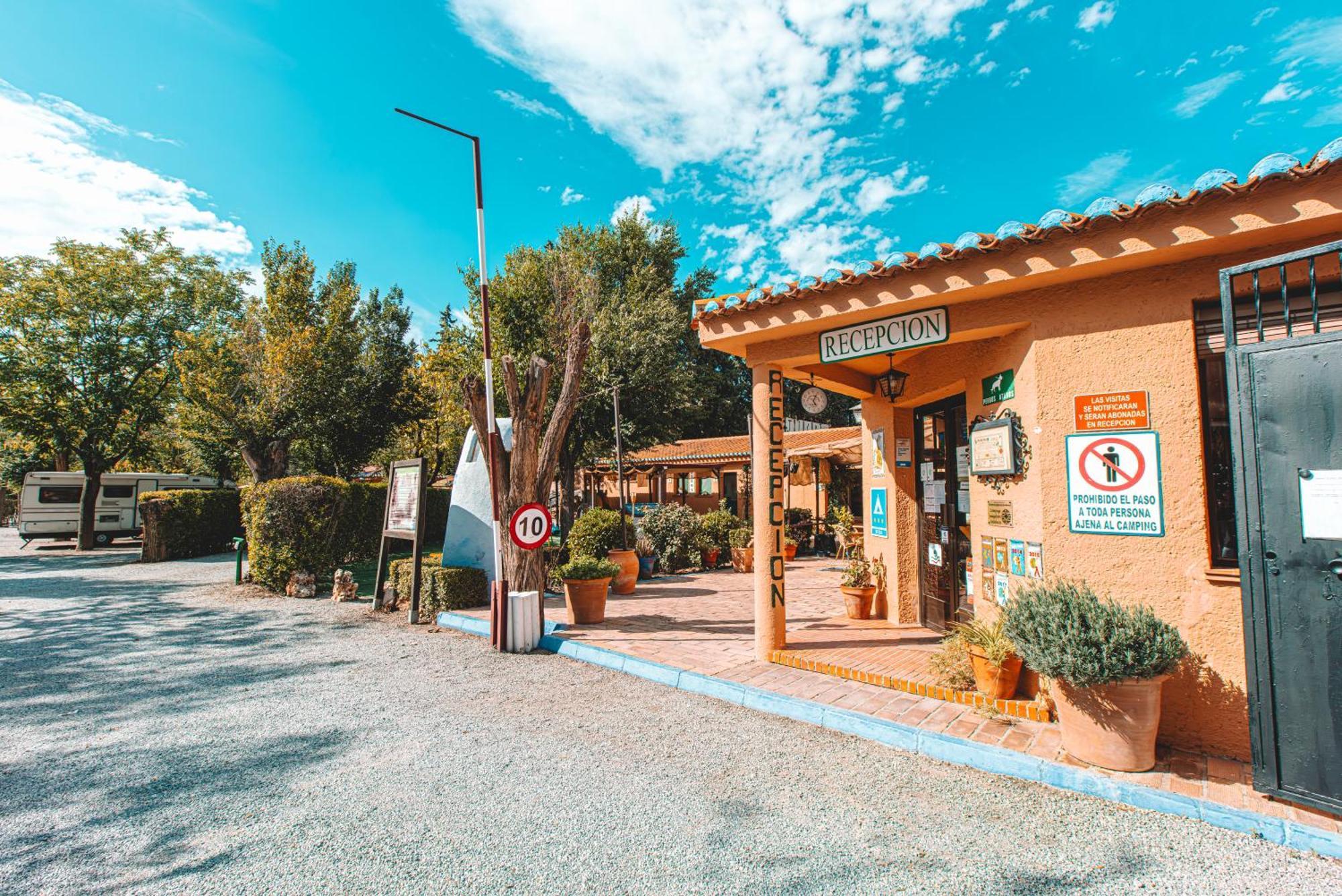 Camping & Bungalows Suspiro Del Moro Otura ภายนอก รูปภาพ